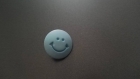 Bouton bleu sourire a queue 