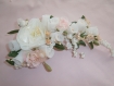 Peigne coiffe mariage de fleurs roses saumon, blanches en tulle et ivoire 