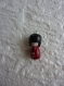 Pendentif breloque poupée chinoise en bois rouge foncé 