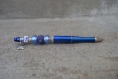 Stylo avec une perle tissée à la main - bleu électrique 