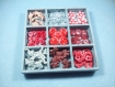 Boîte 9 compartiments remplie de boutons tons rouges, animaux, smileys 10,5cm x 10,5 cm 
