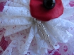 1 grande broche mariage en dentelle tissu et perles ,blanche rouge et noire faite main 