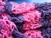 Originale écharpe , col au point filet de pêche en laine rayée mauve et rose neuve. 