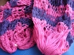 Originale écharpe , col au point filet de pêche en laine rayée mauve et rose neuve. 