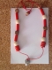Collier en perles de bois rouge, marron et blanc