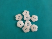 Lot 6 boutons fleurs blanches ronds 15 mm 2 trous 
