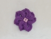 Broche au crochet fleur pétales "maille crocodile" violette 