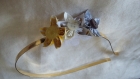 Serre tête en métal doré décoré de fleurs origami jaune, doré et gris 