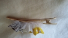 Pince crocodile en métal doré décoré de fleurs en papier origami jaune, gris et doré 