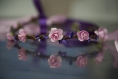Couronne de fleurs cheveux roses et baies violettes