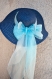 Chapeau de soleil bleu indigo avec foulard et papillon turquoises