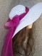 Chapeau de soleil blanc orné d'un foulard et d'un papillon fuschia