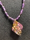 Collier en perles carrées et perles de rocaille , pendentif en résine époxy