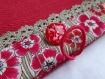 Porte-chéquier en coton texturé rouge corail, dentelle et coquelicots