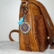 Porte clé rond 4cm + attache, décor mandala bleu et breloque tour eiffel