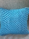 Coussin blanc/bleu au crochet
