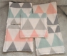 Lot de 5 lingettes démaquillante fait main coton motif triangle rose bleu et gris et éponge beige
