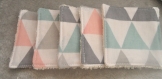 Lot de 5 lingettes démaquillante fait main coton motif triangle rose bleu et gris et éponge beige