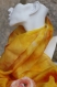 Echarpe en soie naturelle peinte à la main jaune-ourlets roulottés main-modèle 