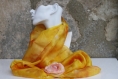 Echarpe en soie naturelle peinte à la main jaune-ourlets roulottés main-modèle 
