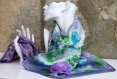 Foulard et pochette en soie naturelle peints à la main aux couleurs dominantes violette et verte-ourlets roulottés main- modèle 