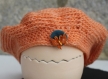Béret en laine orange crochetée main pour bébé modèle 