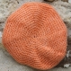 Béret en laine orange crochetée main pour bébé modèle 