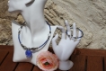 Parure ras-du-cou pendentif-bracelet en perles de verre et métal bleu et transparent modèle 