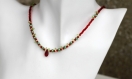 Parure collier pendentif-boucles d'oreilles swarovski-perles de rocaille-perles de verre rouge et verte modèle 