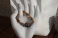 Parure bracelet-boucles d'oreilles céramique-ambre-swarovski-rocaille vert et orange modèle 