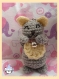 Maneki neko porte-clés à bavette  grisouille & jaune ( chat porte bonheur au crochet)