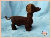 Petit chien teckel au crochet ( chocolat )
