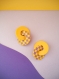 Boucles d’oreilles en pâte polymère anneaux motif carreaux groovy - jaune & violet | fait main en france