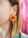 Boucles d’oreilles en pâte polymère anneaux motif carreaux groovy - orange & rose pâle | fait main en france