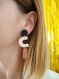 Boucles d’oreilles pendantes en pâte polymère pop - noir, beige & terracotta | fait main en france