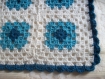 Couverture plaid bébé en laine blanche et bleue 70 x 70 cm baby boy crochet