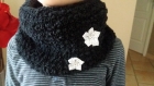 Snood /tour de cou noir tricote en laine decore de fleurs blanches a pois noirs 