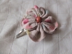 Barrette fleur en tissu rose pale de 7cm avec une pince clip et perle en bois rosé