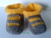 Chaussons bébé jaune et gris tricotés