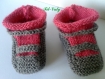 Chaussons bébé tricotés en trois mois gris et rose