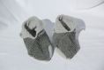 Chaussons en laine gris clair et gris foncé au crochet taille 33-34