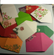 Set de 10 mini enveloppes cadeau ; fonds de couleur divers blanc ,rouge, ivoire, violet…. motifs floraux ajoutés.papeterie décorative