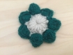Lot de trois fleurs puff à coudre crochetées en laine
