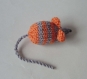 Mimi petite souris en laine grise rayée orange tricotée main