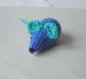Mimi petite souris en laine bleue rayée verte tricotée main