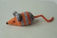 Mimi petite souris en laine orange rayée grise tricotée main