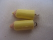 Un duo de breloques petits crayons , avec accroche métal,en résine;22*7 mm:couleur au choix parmi les 5 présentes(voir photo)