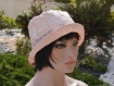 Chapeau très chic, ce chapeau bob est de couleur rose sophia 98