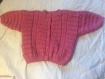 Veste rose ajourée tricotée main pour bébé taille 6 mois