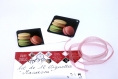 Lot de 12 étiquettes cadeaux « macarons » illustrées de 3 macarons rose, vert pâle et beige sur fond noir